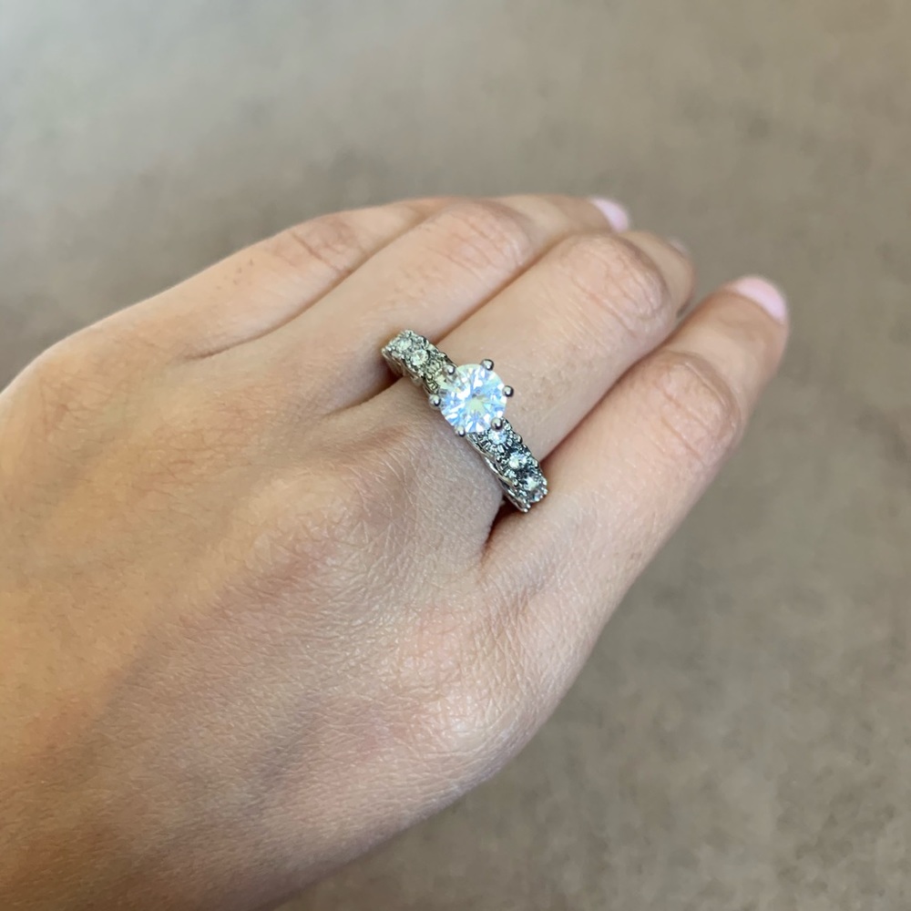 Gorgeous women’s ring size 5 😍
